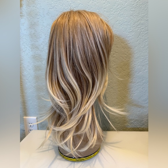 Ash Blonde Synthetic Wavy Hair Wig brand new with tag